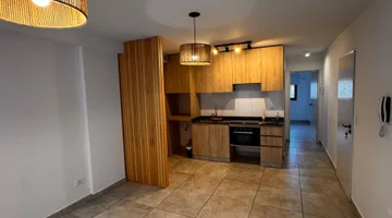 67.000 USD + 120.000 ARS expensas Mariano Moreno 500 58 m² totales 40 m² cubiertos 2 ambientes 1 baños VENTA DEPARTAMENTO 2AMB CON BALCON Y COCHERA MORON Corredores responsables: Silvana Inés Palini CPI 8862 / CMCPM 2955 Cristina Reinoso REMAX Vita Whatsapp