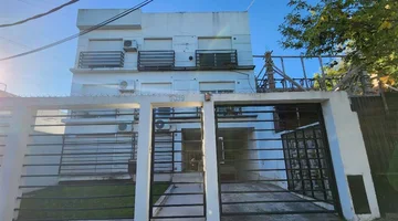 70.000 USD + 80.000 ARS expensas Espora 1000 63 m² totales 37 m² cubiertos 2 ambientes 1 baños VENTA DEPTO 2 AMB COCHERA Y 2 PATIOS RAMOS MEJIA Corredores responsables: Silvana Inés Palini CPI 8862 / CMCPM 2955 Flavia Bocedi REMAX Vita Whatsapp