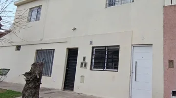 43.600 USD Bartolomé Hidalgo 2200 42 m² totales 42 m² cubiertos 2 ambientes 1 baños VENTA DPTO 2 AMB EN CASTELAR -OFRECE FINANCIAR Corredores responsables: Silvana Inés Palini CPI 8862 / CMCPM 2955 Maria Isabel Policicchio REMAX Vita Whatsapp