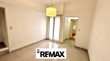 59.000 USD + 20.000 ARS expensas Aquiles 400 48 m² terreno 49 m² totales 38 m² cubiertos 2 ambientes 1 baños VENTA PH 2 AMBIENTES RAMOS MEJIA APTO CREDITO Corredores responsables: Silvana Inés Palini CPI 8862 / CMCPM 2955 Cristina Cardozo REMAX Vita Whatsapp