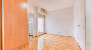 60.000 USD + 86.070 ARS expensas Avenida Varela 300 24 m² totales 24 m² cubiertos Monoambiente1 baños VENTA MONOAMBIENTE EN FLORES Corredores responsables: Silvana Inés Palini CPI 8862 / CMCPM 2955 Bárbara Estrabou REMAX Vita Whatsapp